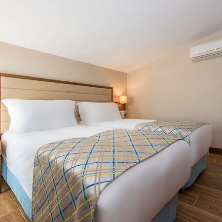 Ramada Plaza Antalya Hotel Ngoại thất bức ảnh A room at the hotel