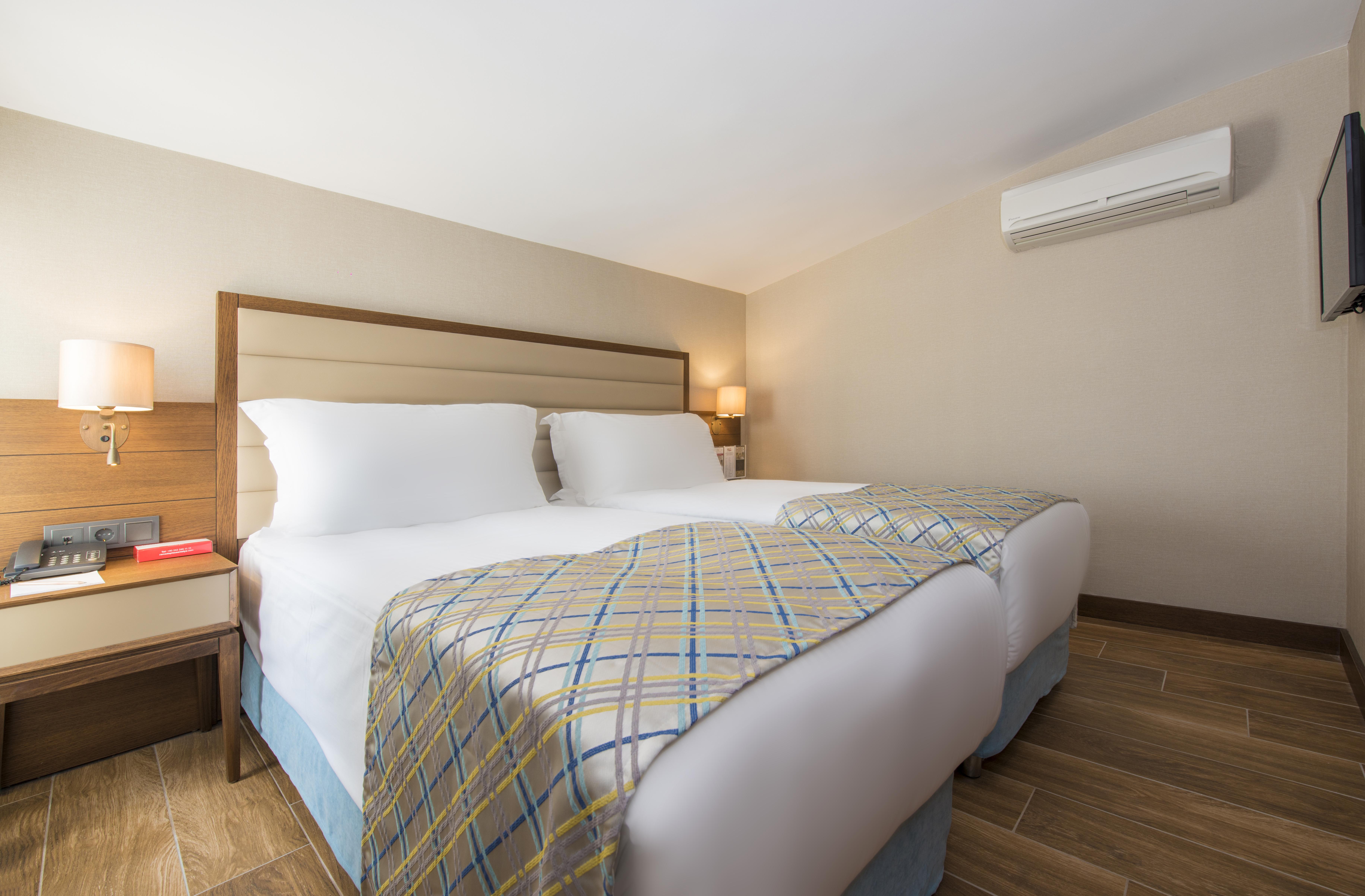 Ramada Plaza Antalya Hotel Ngoại thất bức ảnh A room at the hotel