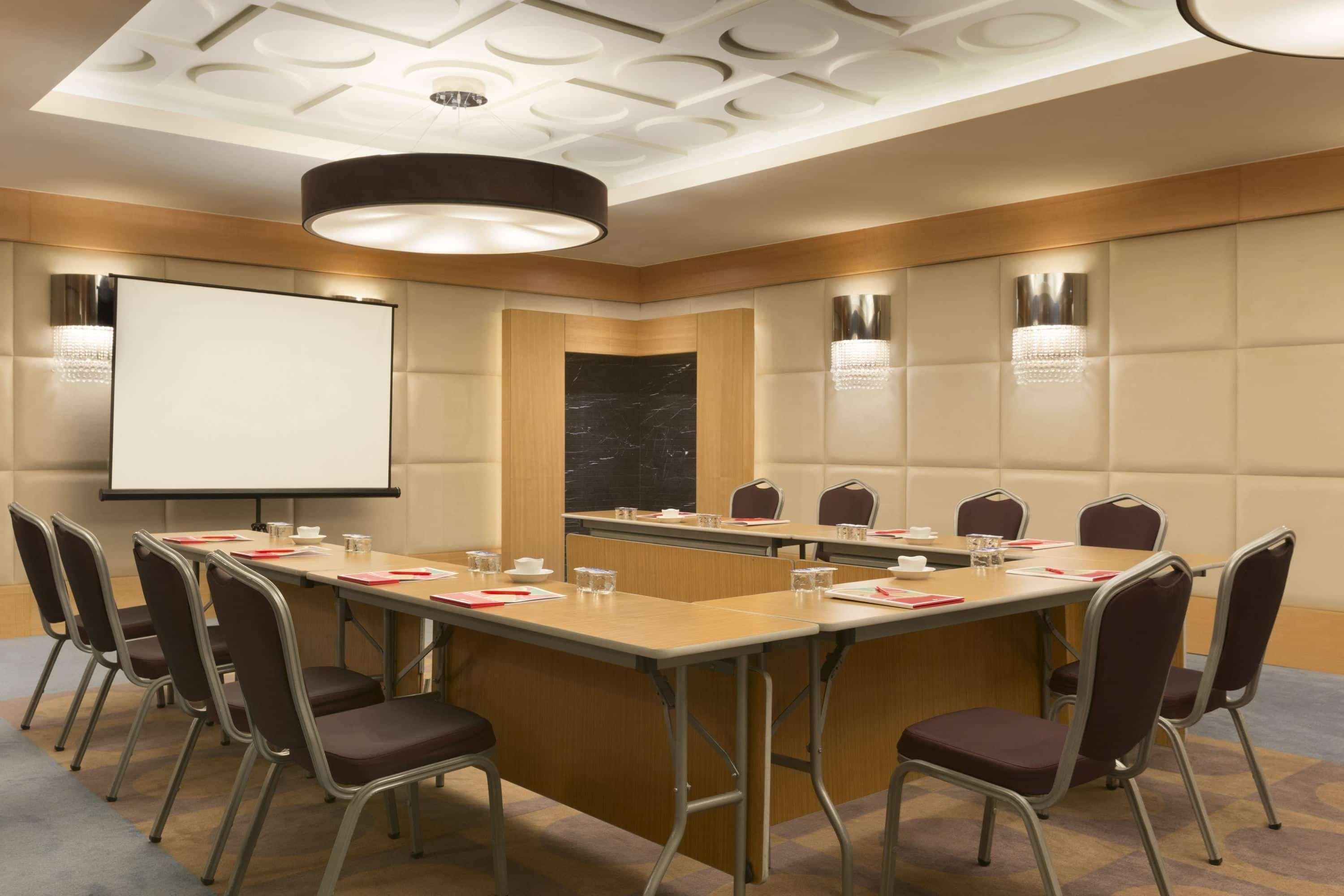 Ramada Plaza Antalya Hotel Ngoại thất bức ảnh A meeting room