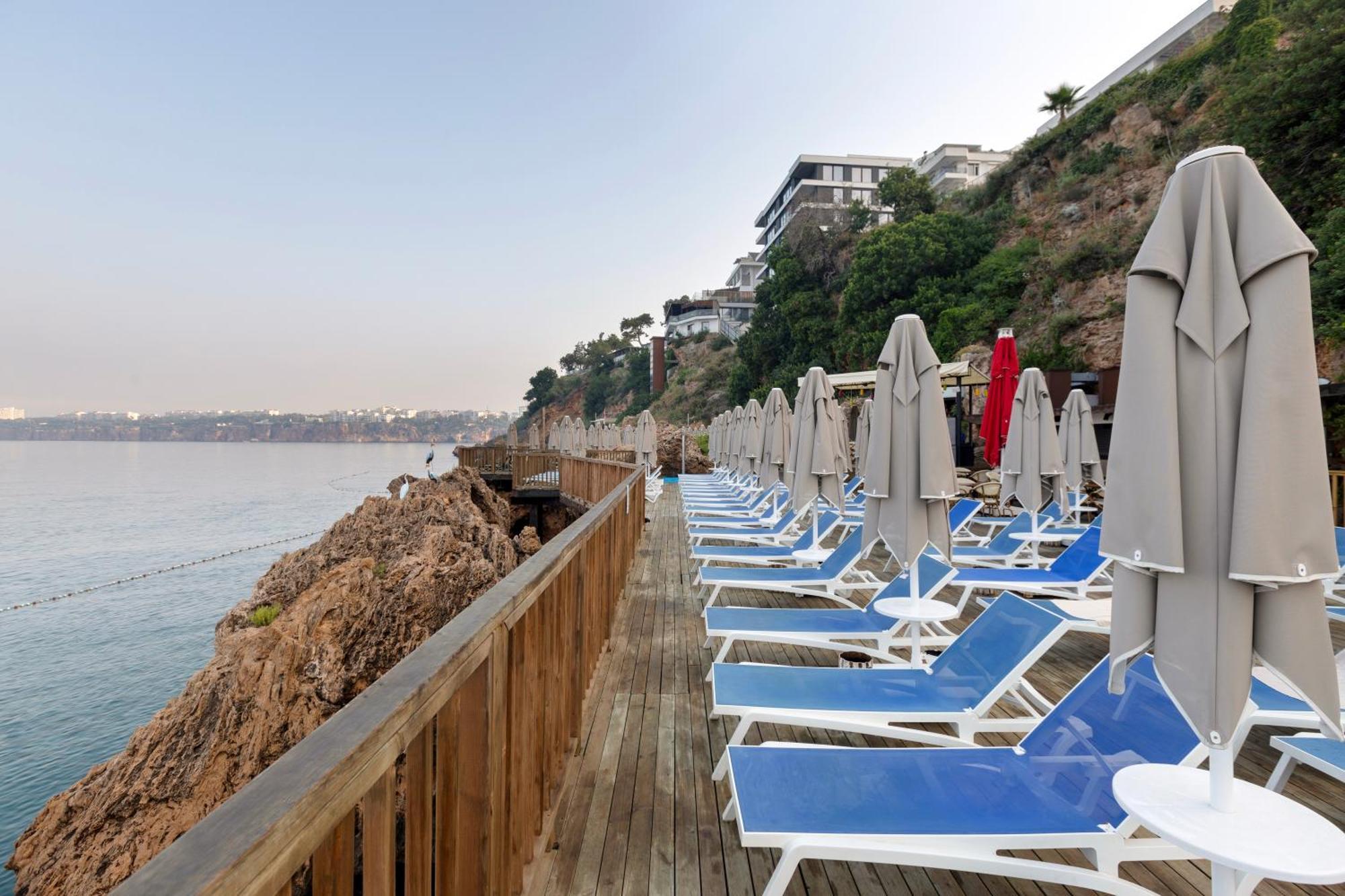 Ramada Plaza Antalya Hotel Ngoại thất bức ảnh Beach chairs at the Dead Sea