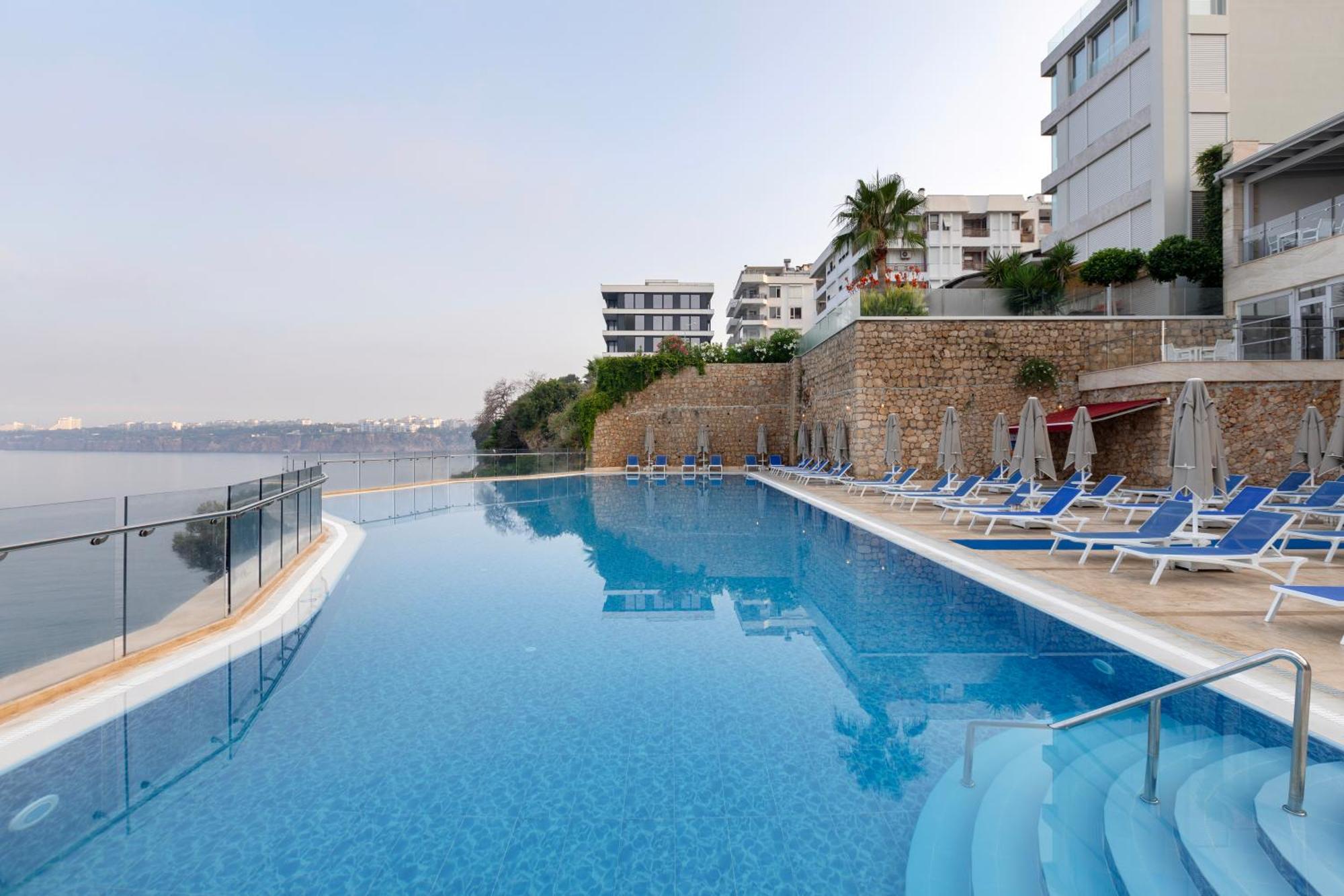Ramada Plaza Antalya Hotel Ngoại thất bức ảnh Infinity pool at the hotel