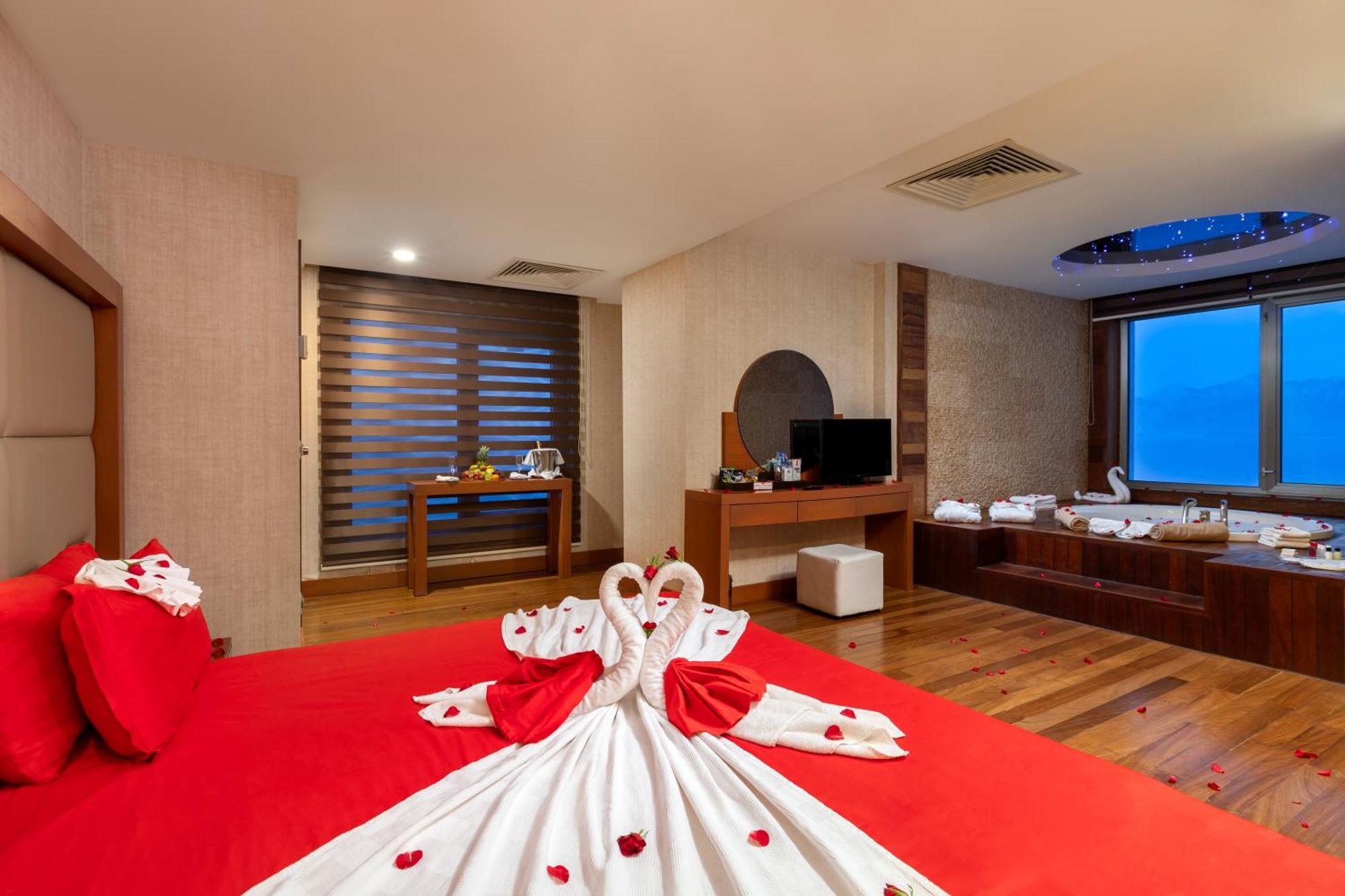Ramada Plaza Antalya Hotel Ngoại thất bức ảnh A suite at the hotel