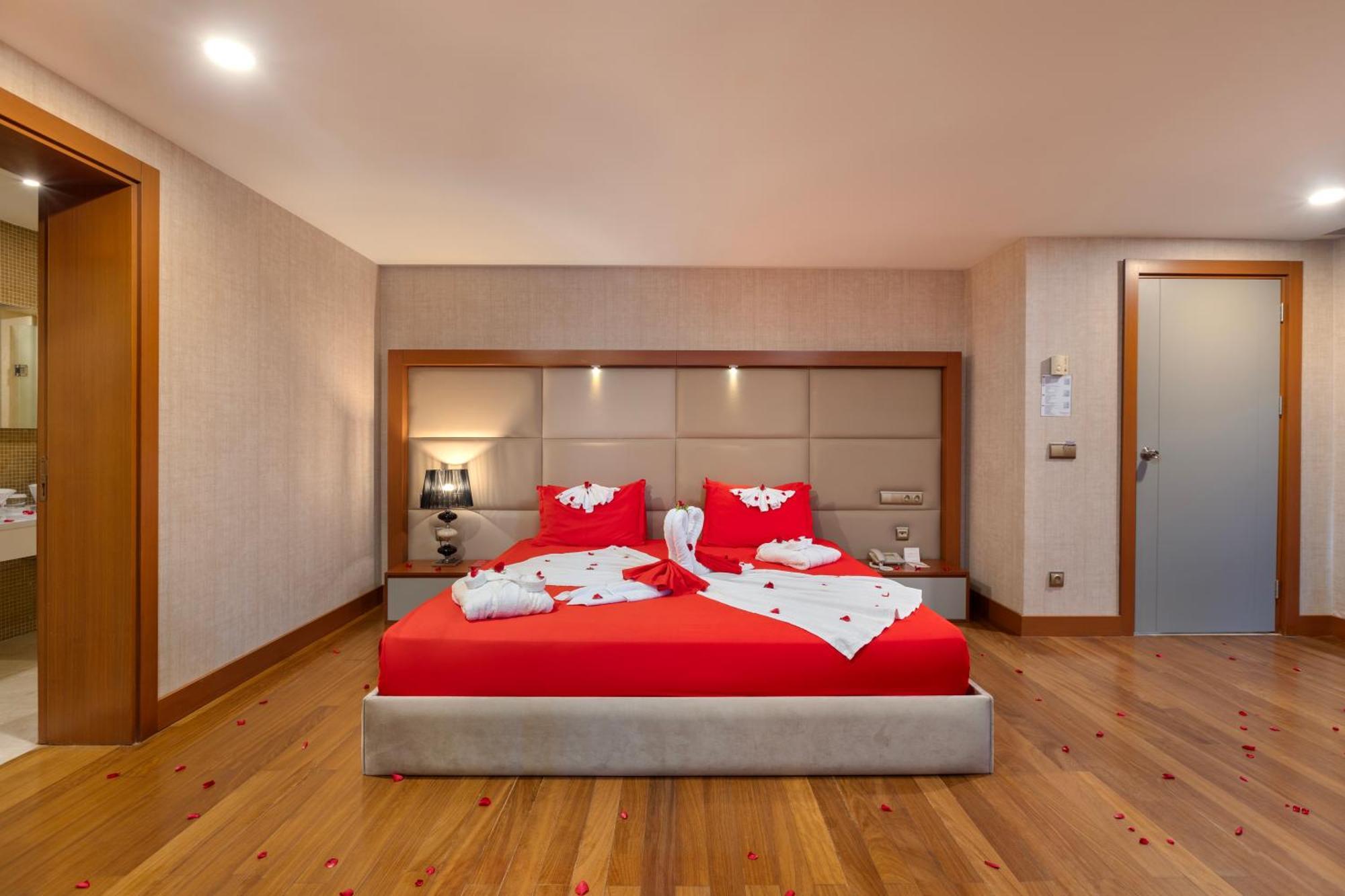 Ramada Plaza Antalya Hotel Ngoại thất bức ảnh A bedroom