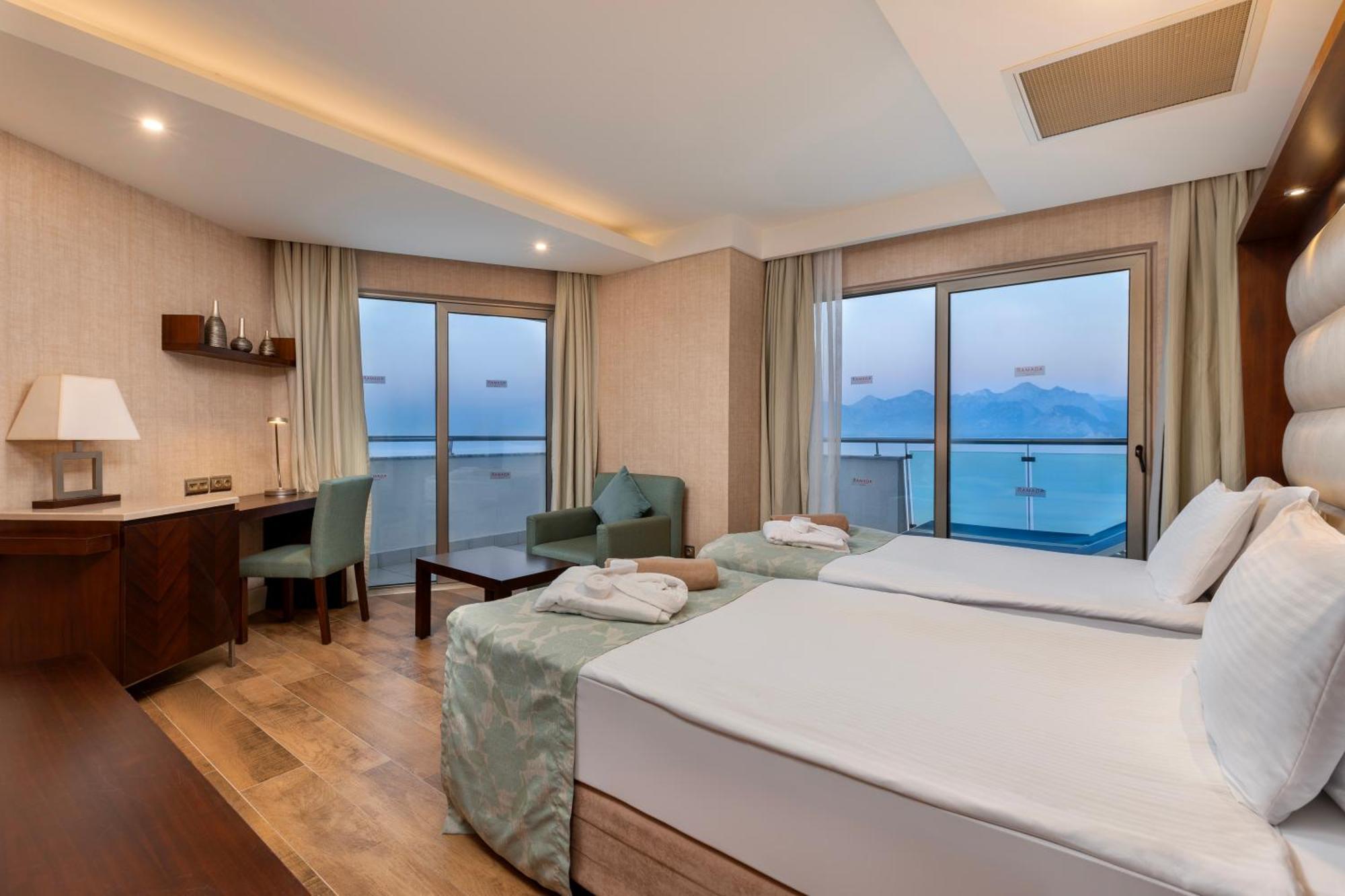 Ramada Plaza Antalya Hotel Ngoại thất bức ảnh A room at the hotel
