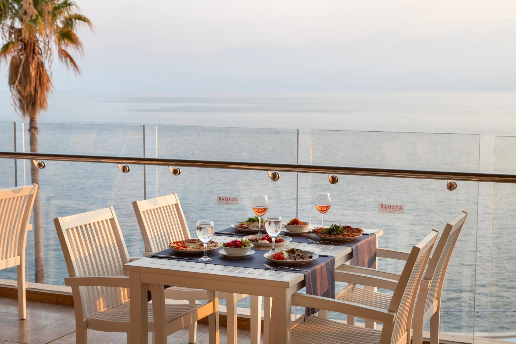 Ramada Plaza Antalya Hotel Ngoại thất bức ảnh A glass balustrade