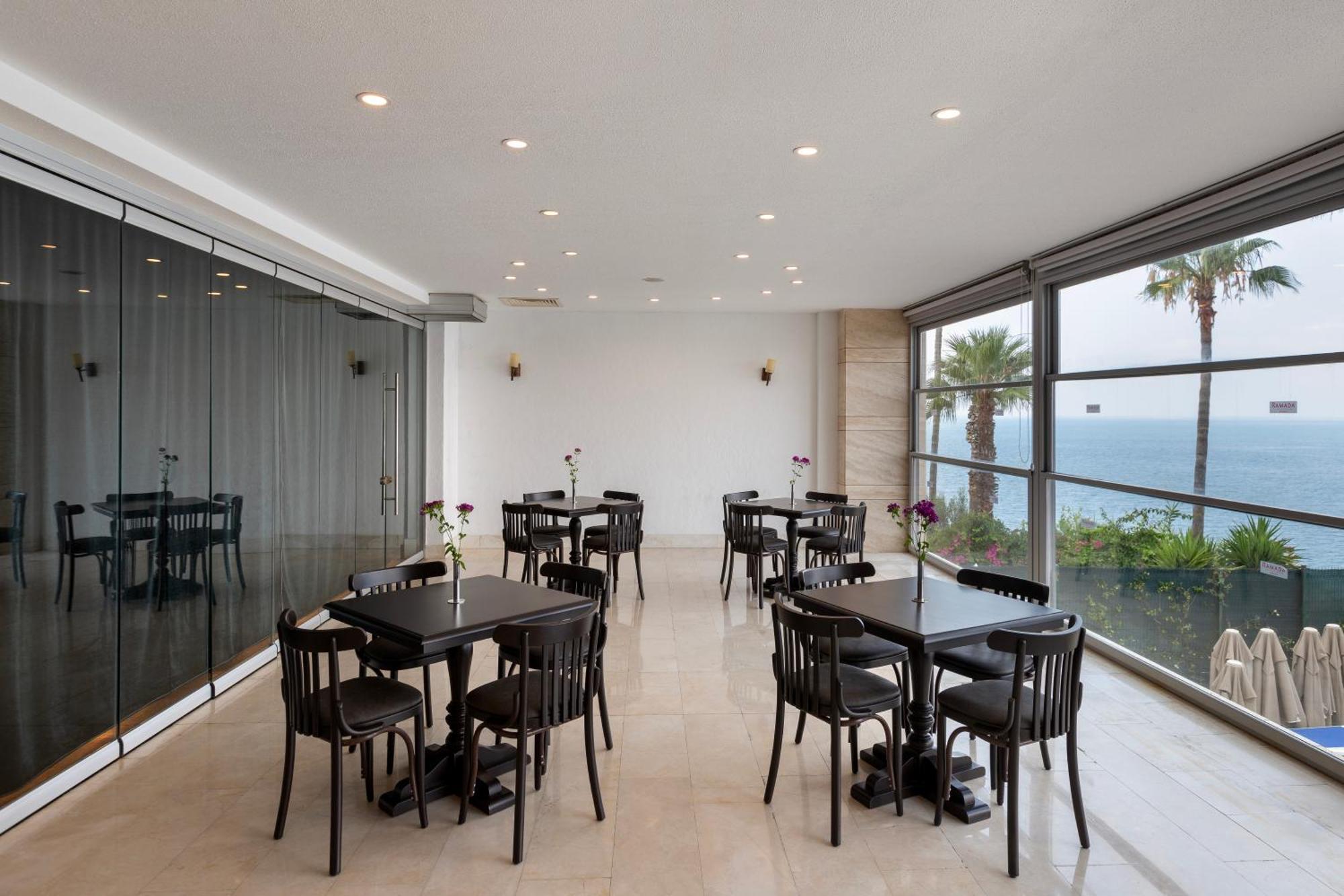 Ramada Plaza Antalya Hotel Ngoại thất bức ảnh The dining room