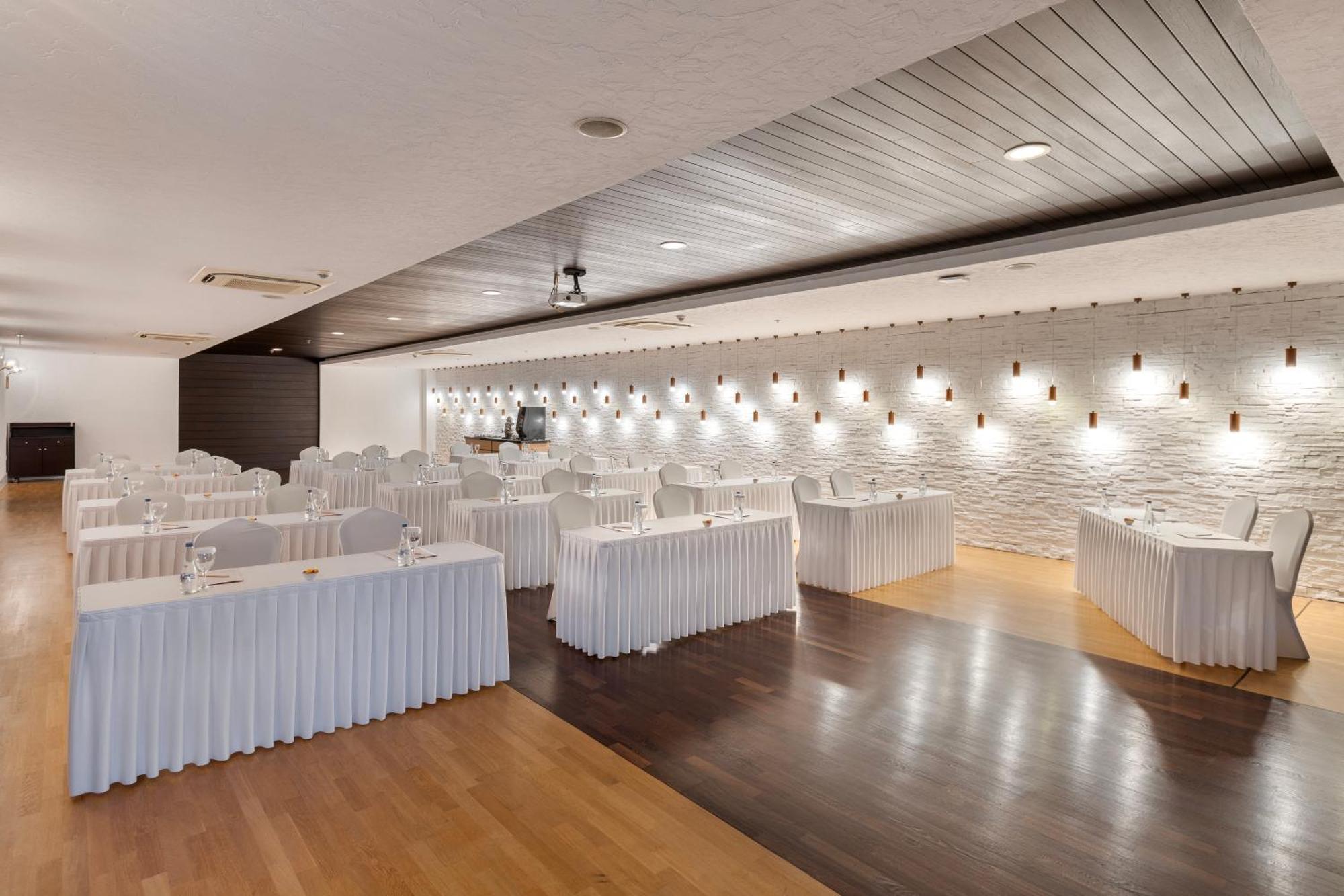 Ramada Plaza Antalya Hotel Ngoại thất bức ảnh The interior of the conference centre