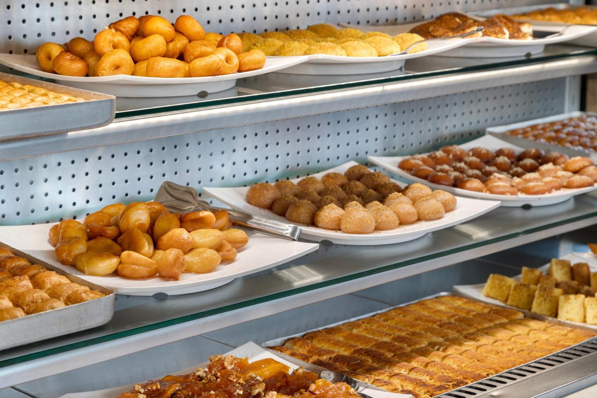 Ramada Plaza Antalya Hotel Ngoại thất bức ảnh A display case of pastries