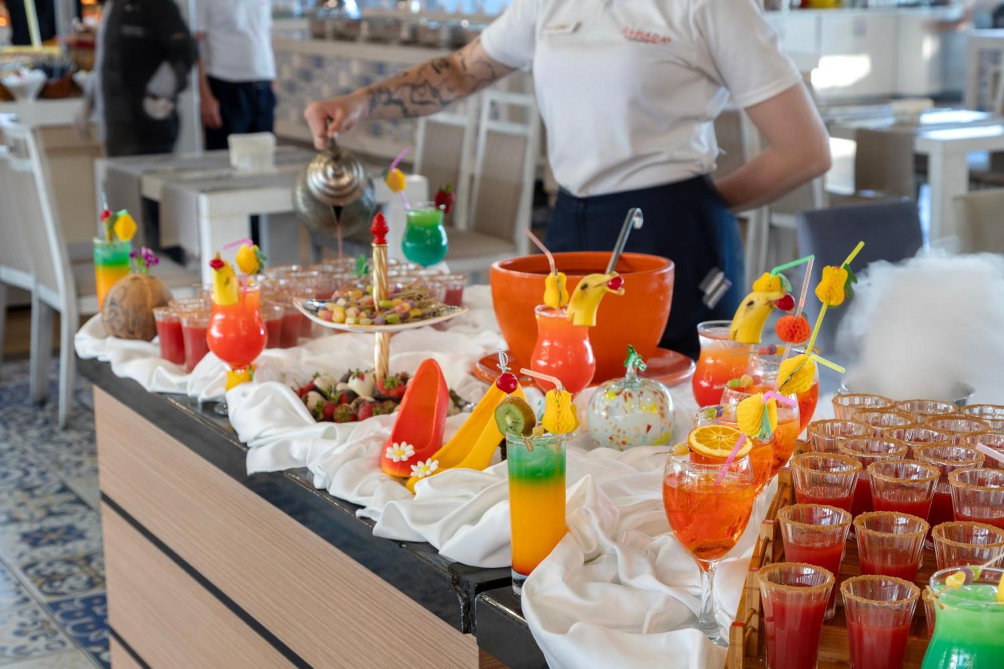 Ramada Plaza Antalya Hotel Ngoại thất bức ảnh A selection of non-alcoholic drinks