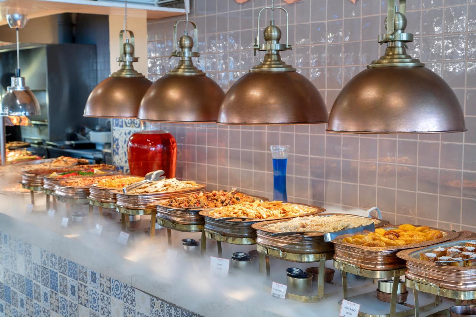 Ramada Plaza Antalya Hotel Ngoại thất bức ảnh A buffet at a restaurant