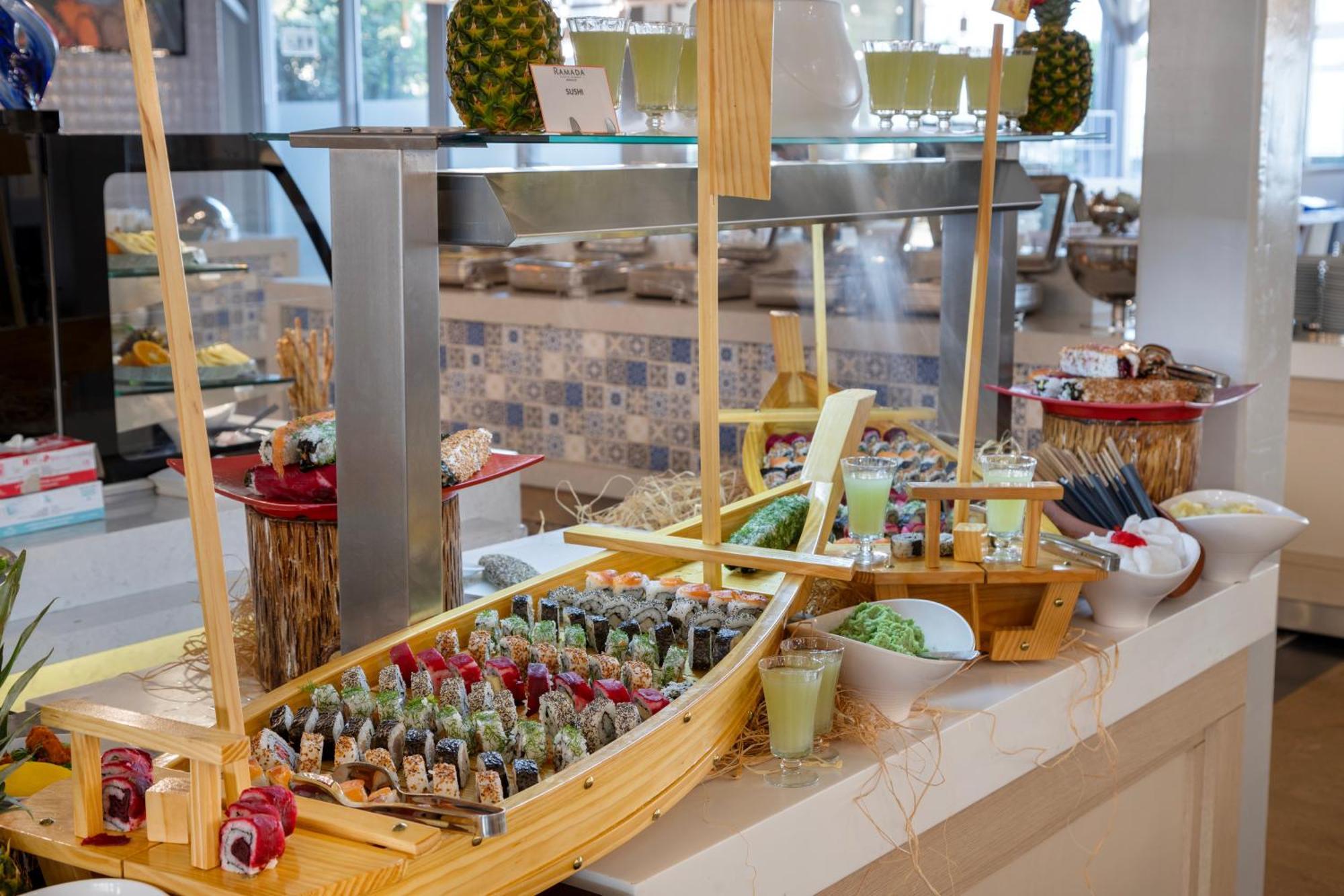 Ramada Plaza Antalya Hotel Ngoại thất bức ảnh A sushi boat