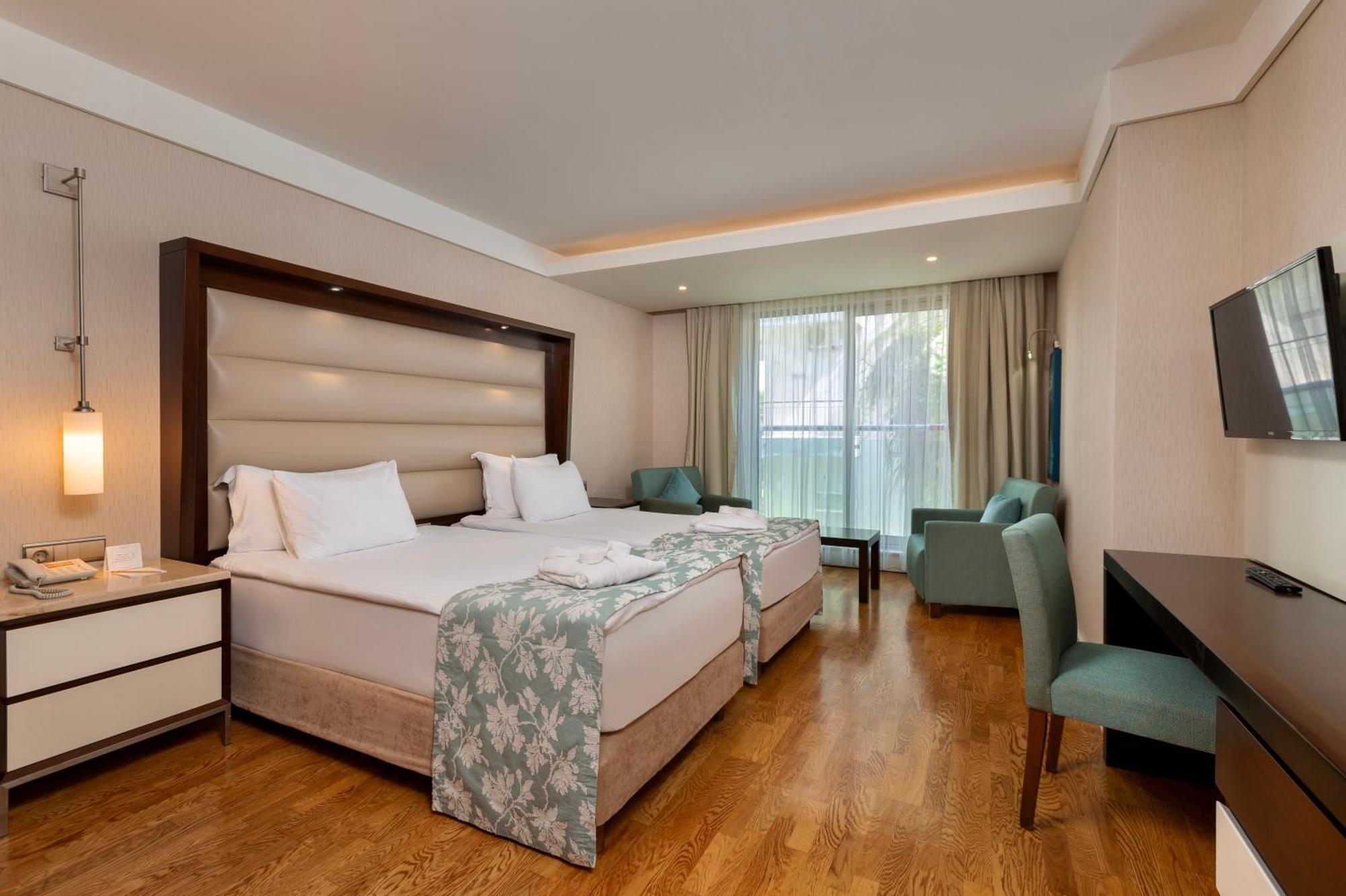 Ramada Plaza Antalya Hotel Ngoại thất bức ảnh A room at the hotel