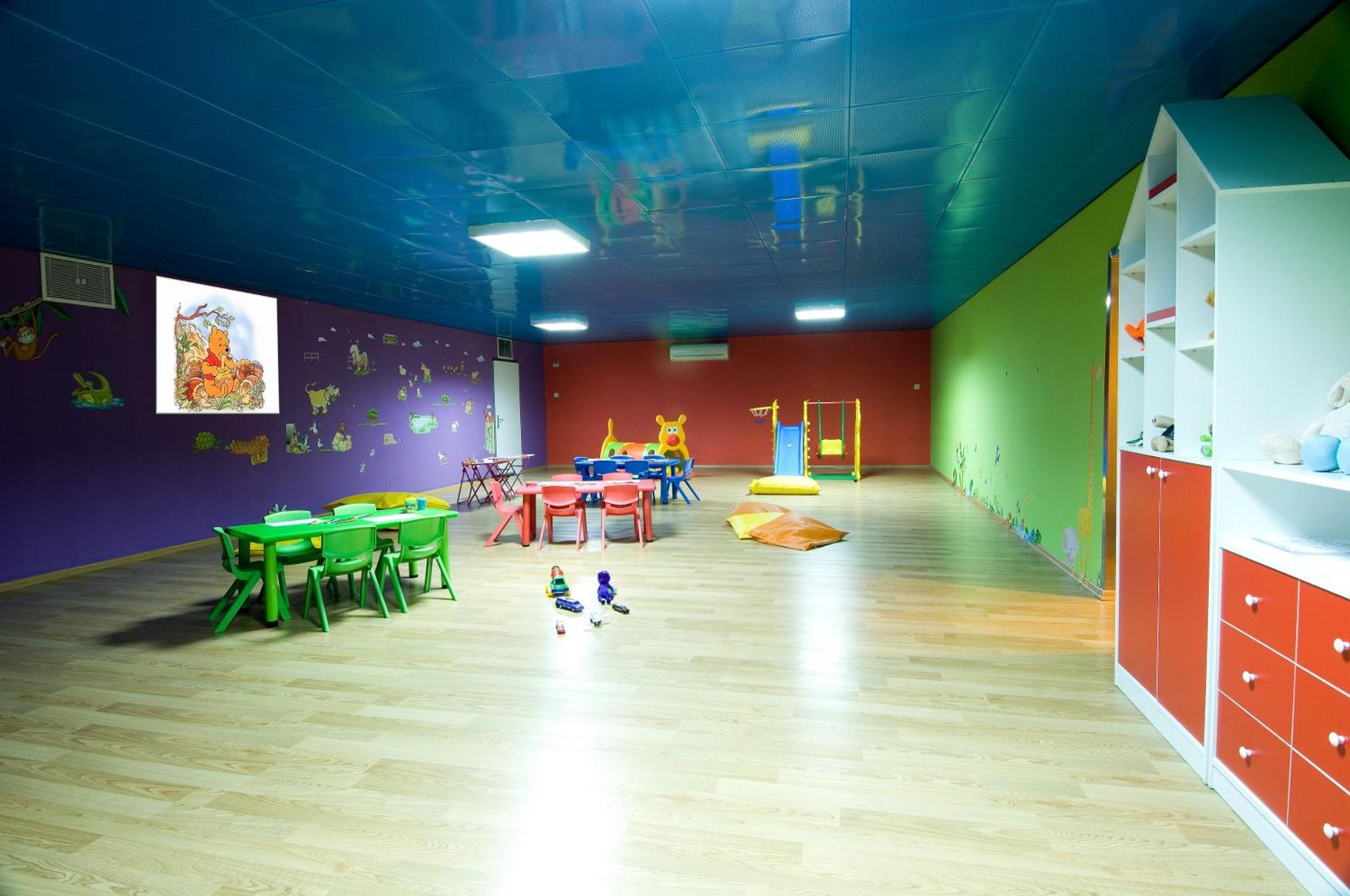 Ramada Plaza Antalya Hotel Ngoại thất bức ảnh A nursery in Spain