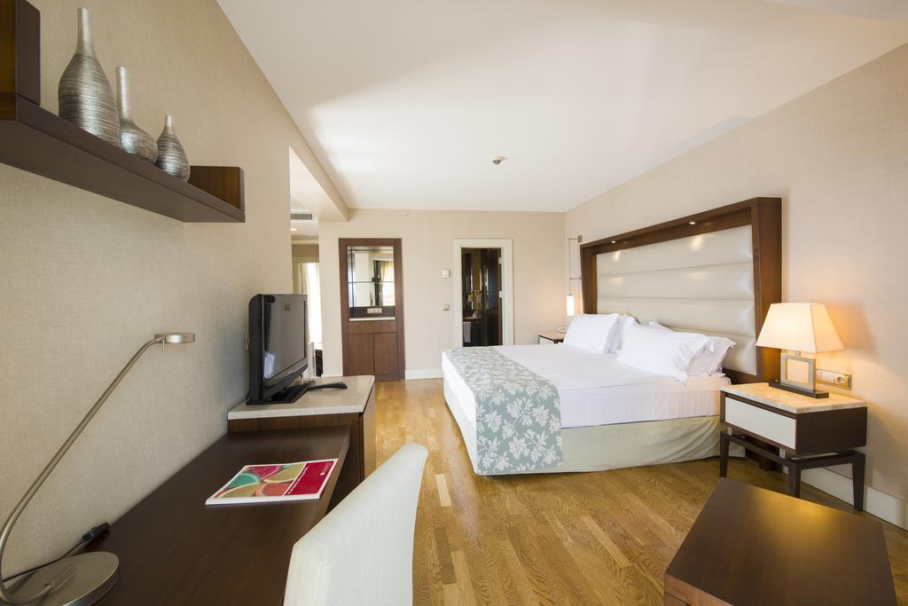 Ramada Plaza Antalya Hotel Ngoại thất bức ảnh A room at the hotel