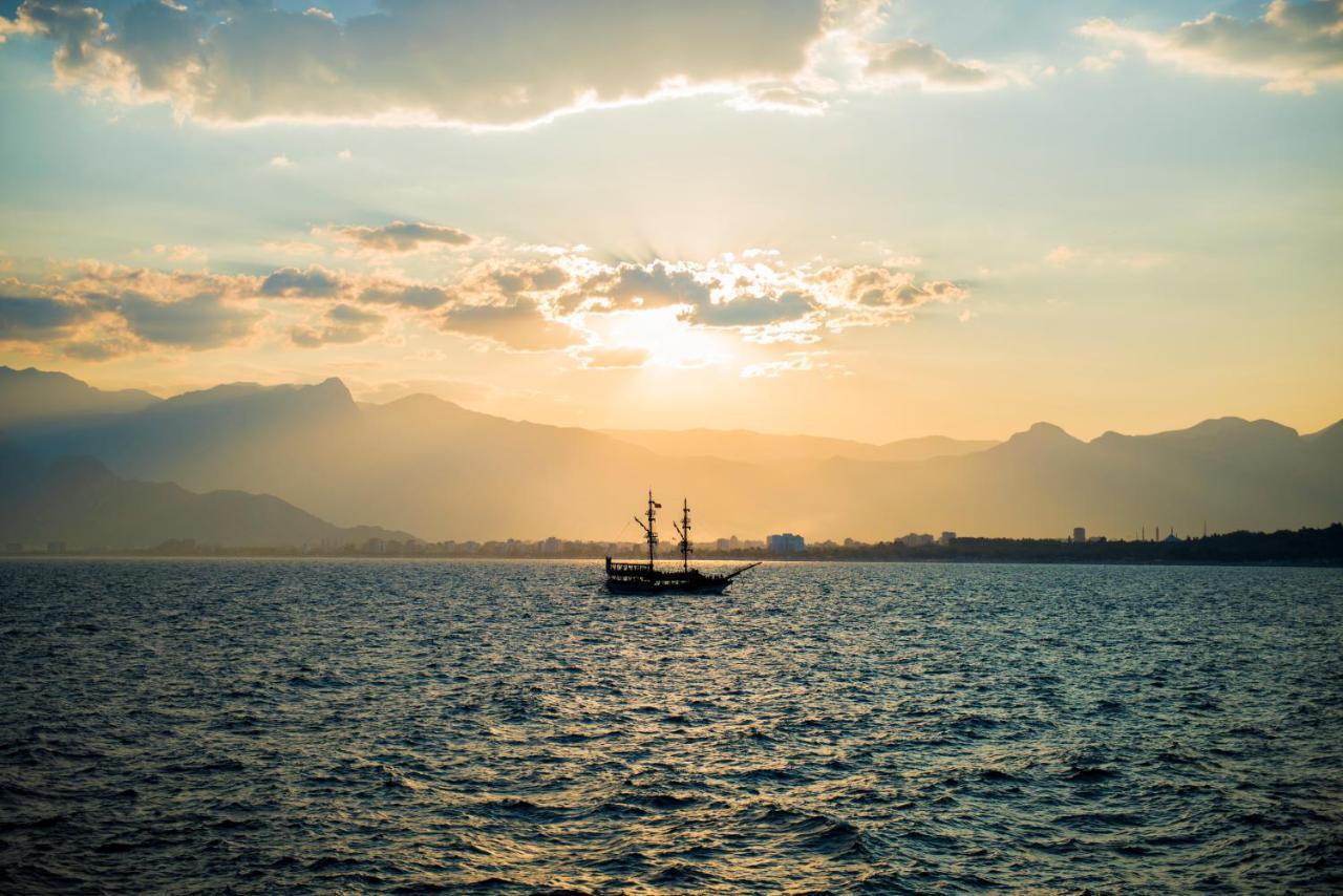 Ramada Plaza Antalya Hotel Ngoại thất bức ảnh Sunset over the Gulf of İzmit